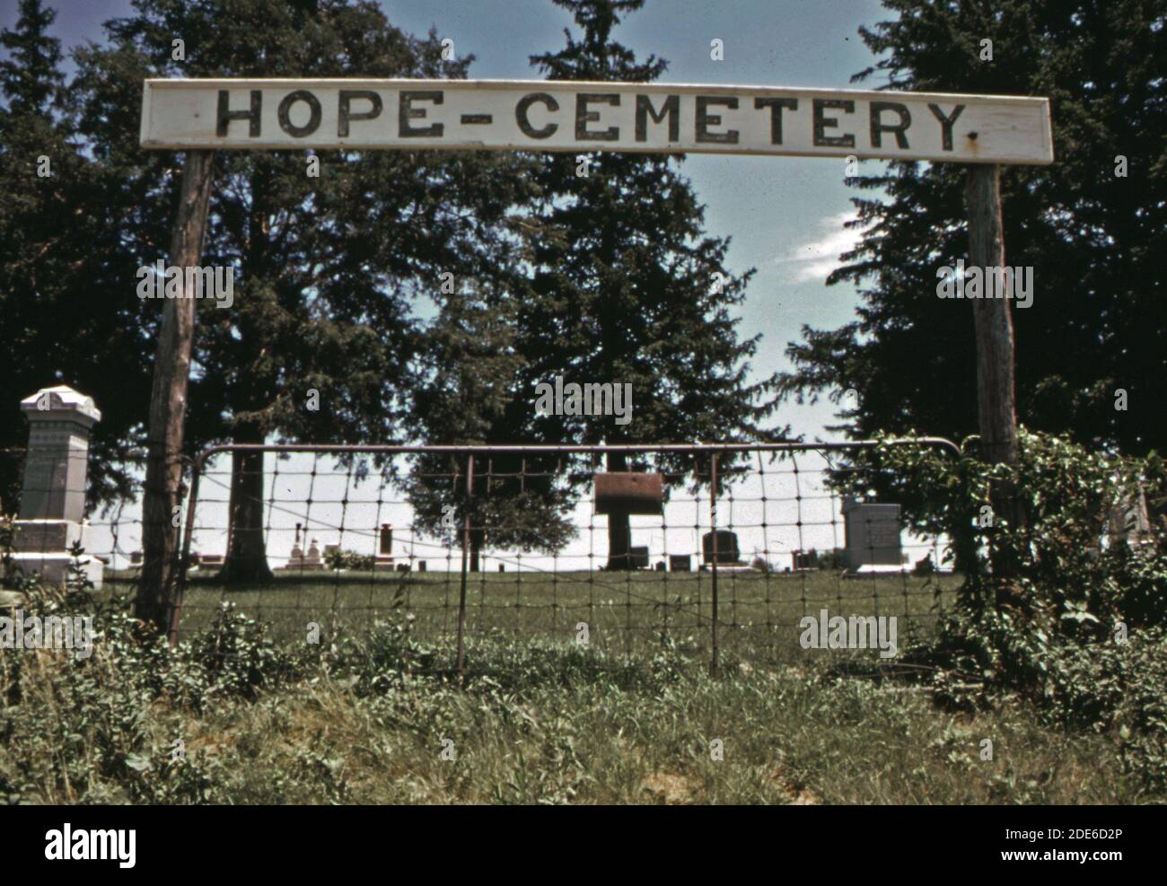 Photo historique des années 1970 : sur une route rurale dans le Midwest des États-Unis (éventuellement le comté de KNOX il) ca. Juin 1973 Banque D'Images