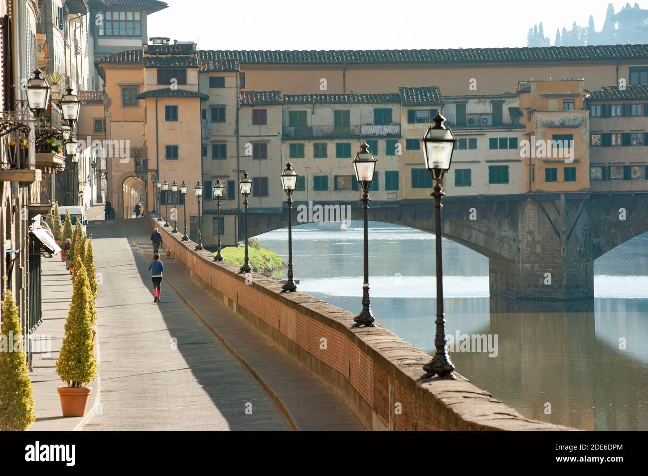 Florence, Italie - 2020, novembre 19 : très peu de personnes sur Lungarno, pendant le confinement de la pandémie Covid-19. Banque D'Images