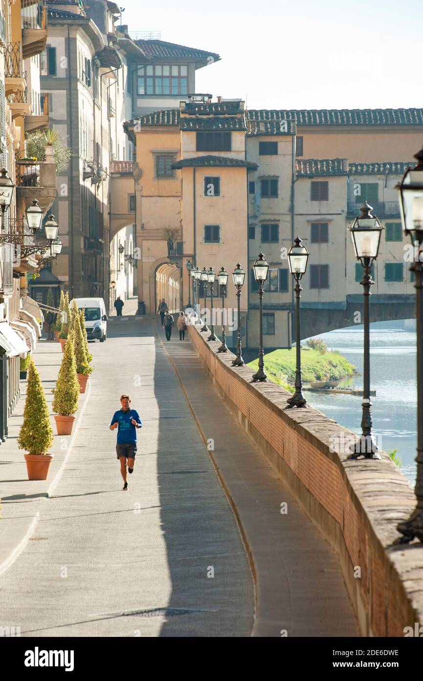 Florence, Italie - 2020 novembre 19 : un jogging sur Lungarno, pendant le confinement pandémique de Covid-19. Banque D'Images