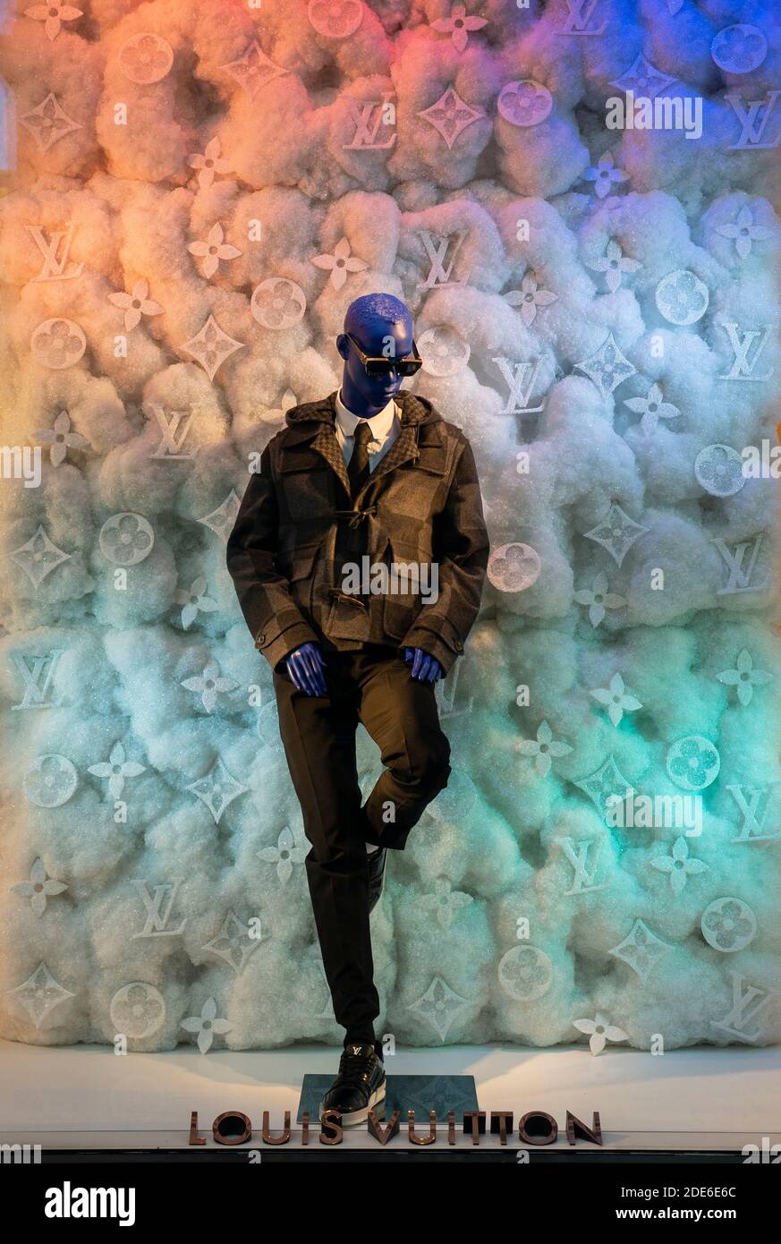 Florence, Italie - 2020, novembre 19: Louis Vuitton vêtements de luxe pour hommes, dans une fenêtre de boutique de mode. Banque D'Images