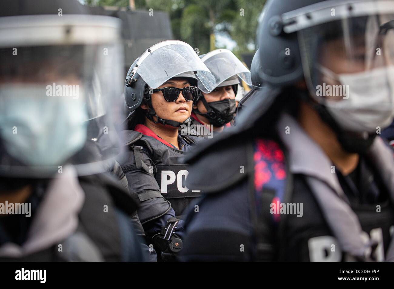Bangkok, Thaïlande. 29 novembre 2020. La police anti-émeute garde debout lors d'une manifestation anti-gouvernementale dans la capitale thaïlandaise. Des milliers de manifestants pro-démocratie se sont rassemblés devant le 11e Régiment d'infanterie pour réclamer la démission du Premier ministre thaïlandais et la réforme de la monarchie. Crédit : SOPA Images Limited/Alamy Live News Banque D'Images
