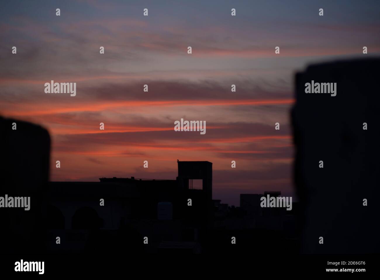 ciel rose du matin avec nuages Banque D'Images
