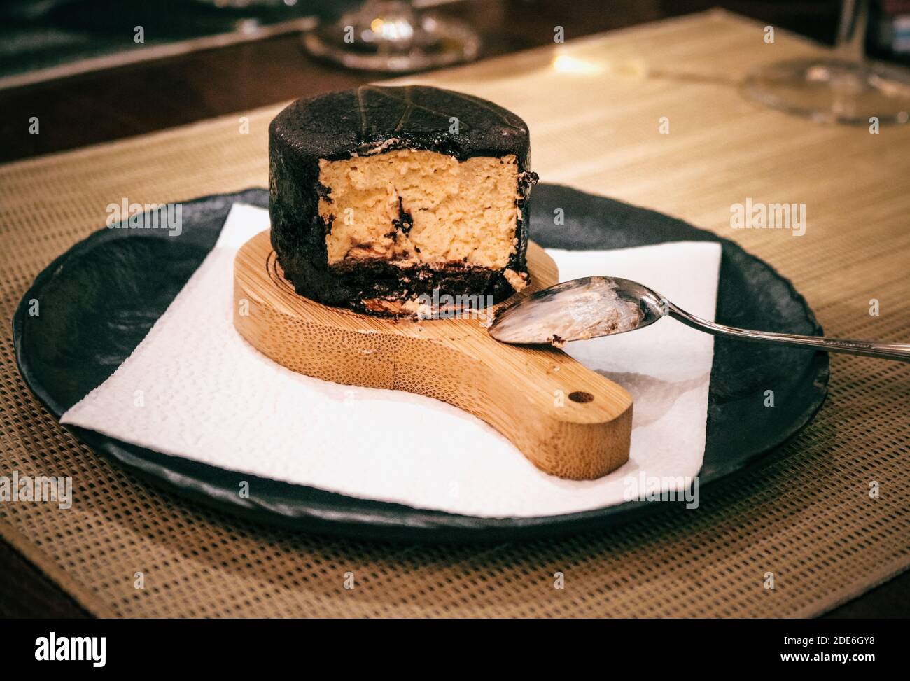 Un gâteau au chocolat servi comme dessert Banque D'Images