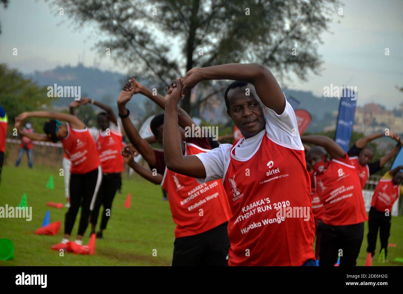 Kampala, Ouganda. 29 novembre 2020. Les coureurs participent à des exercices lors de la course d'anniversaire de Kabaka 2020 à Kampala, capitale de l'Ouganda, le 29 novembre 2020. La course d'anniversaire de Kabaka est un événement annuel organisé par le Royaume de Buganda pour célébrer l'anniversaire du Kabaka (Roi) du Royaume de Buganda. Crédit: Nicholas Kajoba/Xinhua/Alamy Live News Banque D'Images