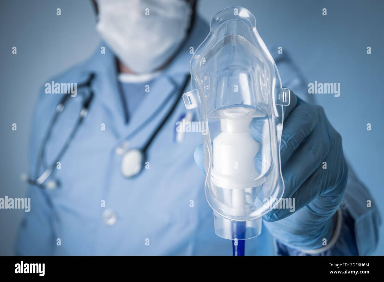 Médecin montrant un masque à oxygène dans la main. Photographie conceptuelle de l'éclosion de Covid-19 et du coronavirus. Banque D'Images
