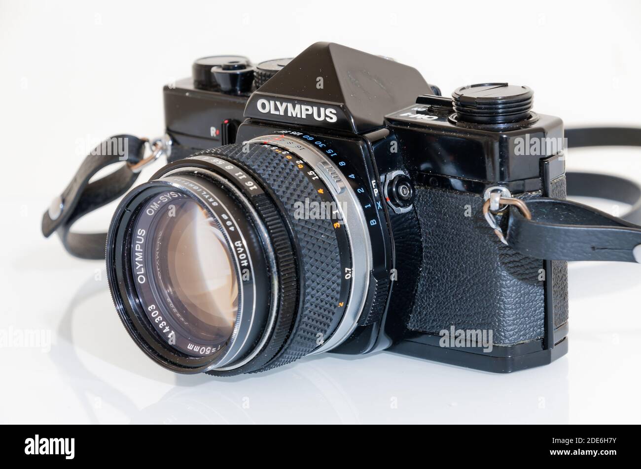 Un appareil photo reflex mono-objectif Olympus OM-1 35 mm rétro et un  objectif 1.8 mm Photo Stock - Alamy