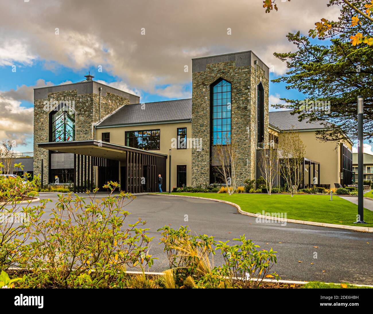 La silhouette avec ses deux tours caractéristiques de l’hôtel 5 étoiles Dunloe & Gardens près de Killarney, dans le comté de Kerry, en Irlande, a été délibérément conservée lors de la rénovation de 2019. Le nouveau concept de design intérieur, nommé l’une des "meilleures hôtels conçus d’Irlande" la même année, fait référence à la tradition du bâtiment des années 1960. Banque D'Images