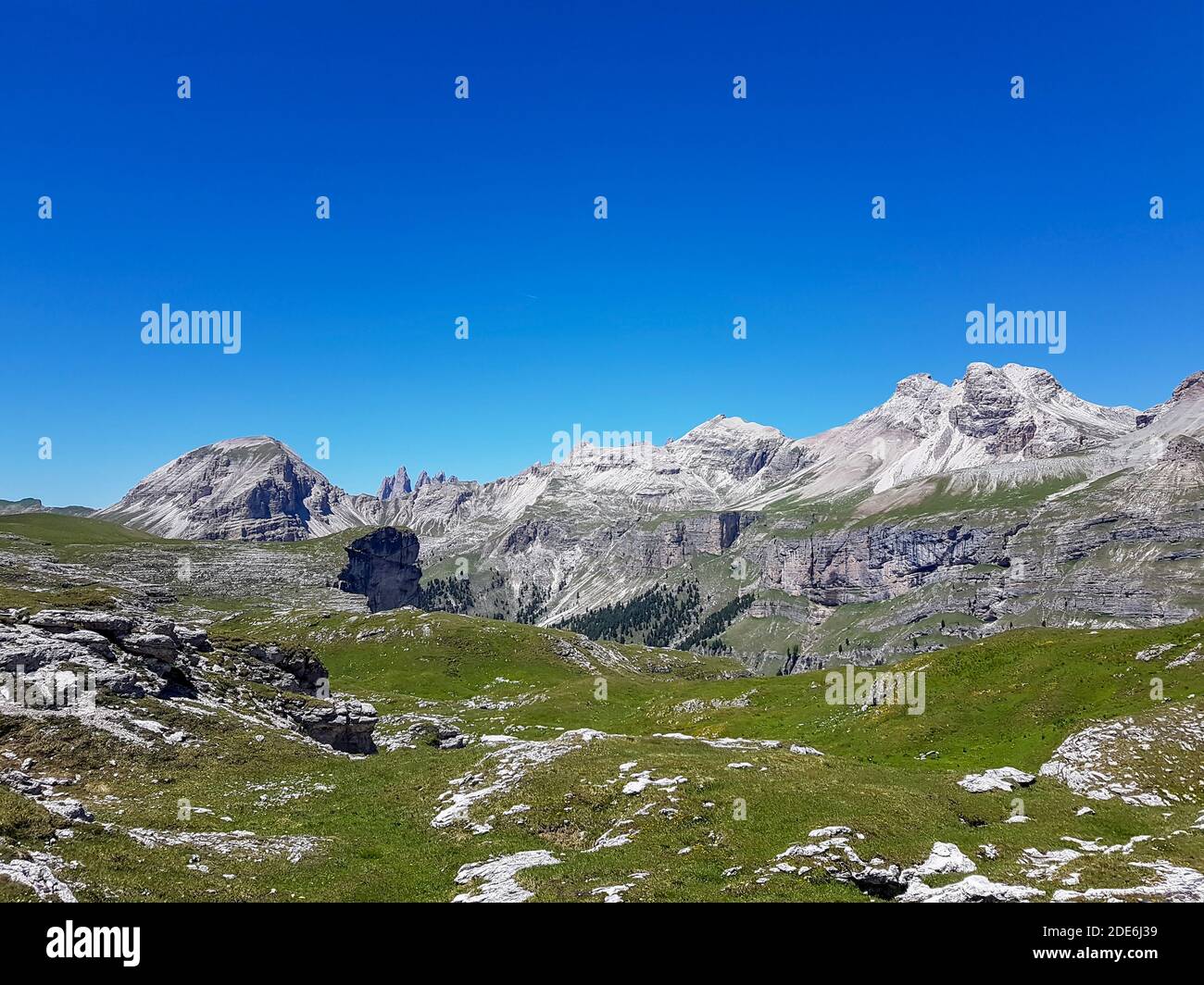 Chaîne de montagnes des Alpes avec paysage rocheux ciel bleu et vert vallée du tyrol Banque D'Images