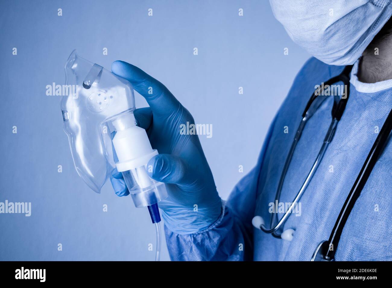 Médecin tenant un masque à oxygène dans la main. Photographie conceptuelle de l'éclosion de Covid-19 et du coronavirus. Banque D'Images