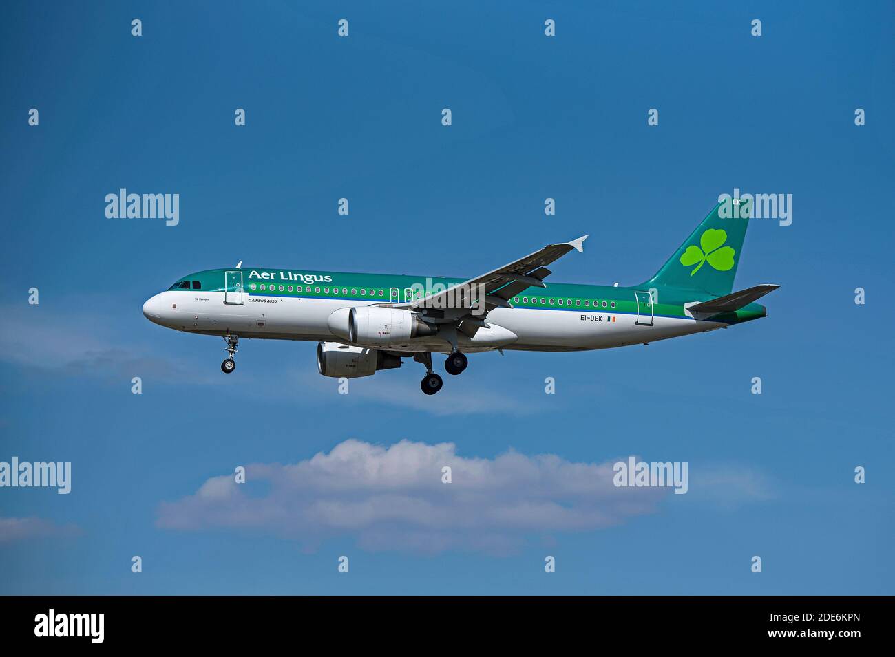 Un vol Airlingus Airbus 320-14 à l'approche de l'aéroport de Londres Heathrow au Royaume-Uni. Banque D'Images