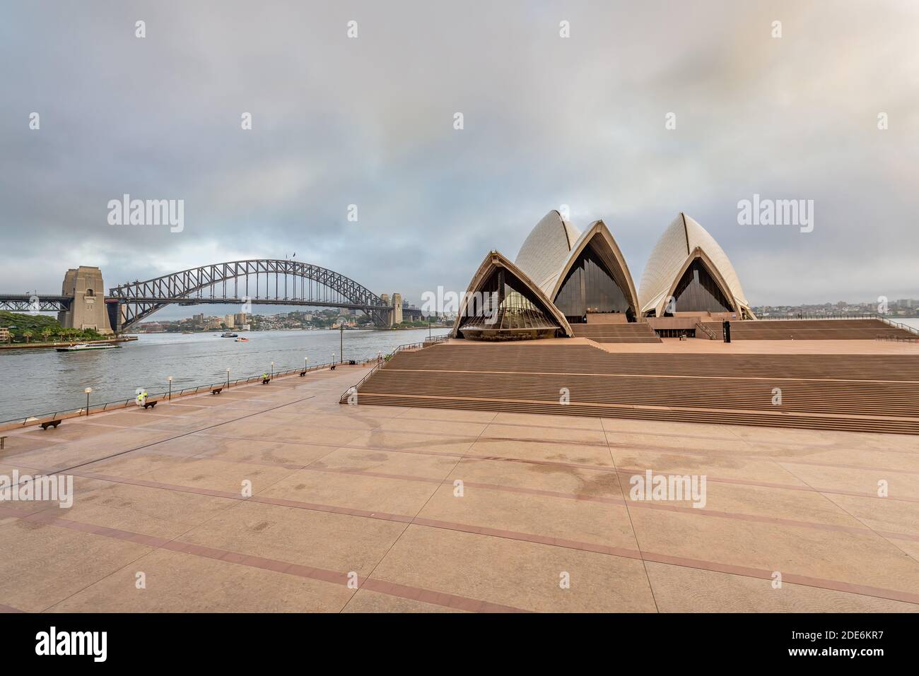 Sydney, Australie - tôt le matin à l'Opéra de Sydney. Le Harbour Bridge est visible en arrière-plan. Banque D'Images