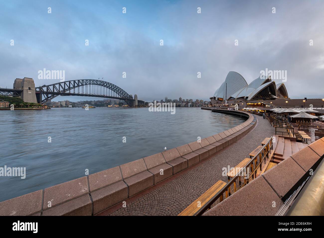 Sydney, Australie - tôt le matin à l'Opéra de Sydney. Le Harbour Bridge est visible en arrière-plan. Banque D'Images