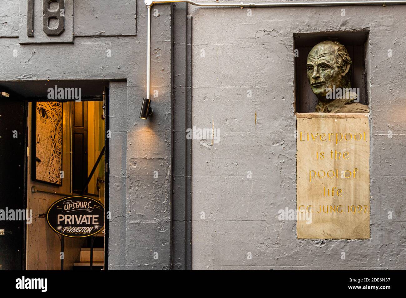 Un buste en bronze du psychiatre suisse Carl Gustav Jung, inscrit "Liverpool est la piscine de la vie. C. G. Jung, 1927", est accroché à un mur de Mathew Street à Liverpool, en Angleterre. Jung a décrit la ville comme la "piscine de la vie" dans un rêve de 1927 rapporté dans son autobiographie, bien qu'il ne l'ait jamais visitée ; un premier mémorial datant de 1987 a été détruit par des vandales, et la version actuelle date de 1993. Banque D'Images