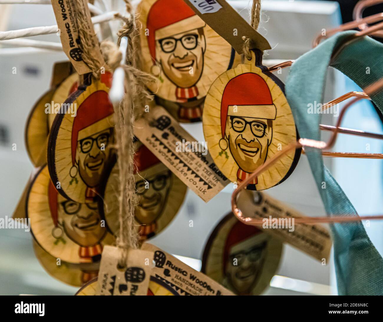 Des pendentifs en bois artisanaux représentent de manière ludique le manager du Liverpool FC Jürgen Klopp en Père Noël, avec un chapeau rouge, des lunettes et une barbe touffue, sur un étal du marché de Wall Street à Liverpool, en Angleterre. Banque D'Images