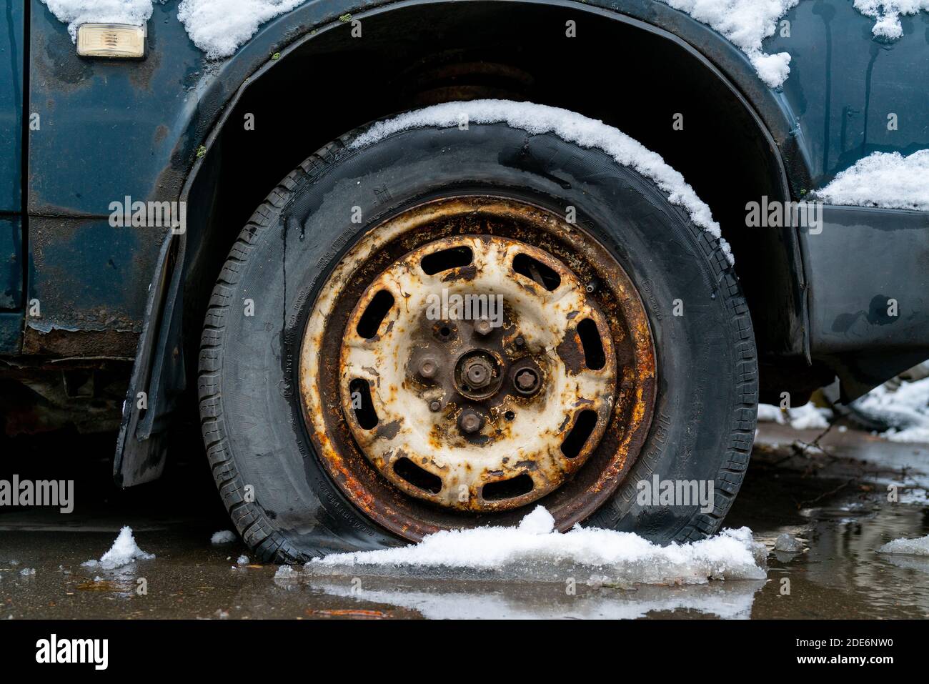 Moscou, Russie. 21 novembre 2020. Pneu crevé d'une vieille voiture dans la neige en hiver. Banque D'Images