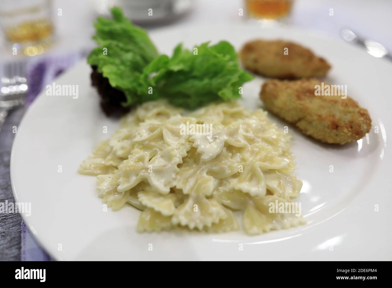 Pâtes avec côtelettes sur l'assiette du restaurant Banque D'Images