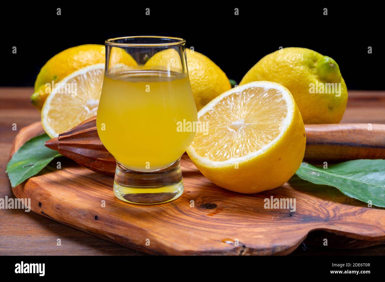 Verre de liqueur de limoncello douce et froide fait à partir de la nouvelle récolte de citrons italiens jaunes mûrs frais, côte amalfitaine, Italie Banque D'Images