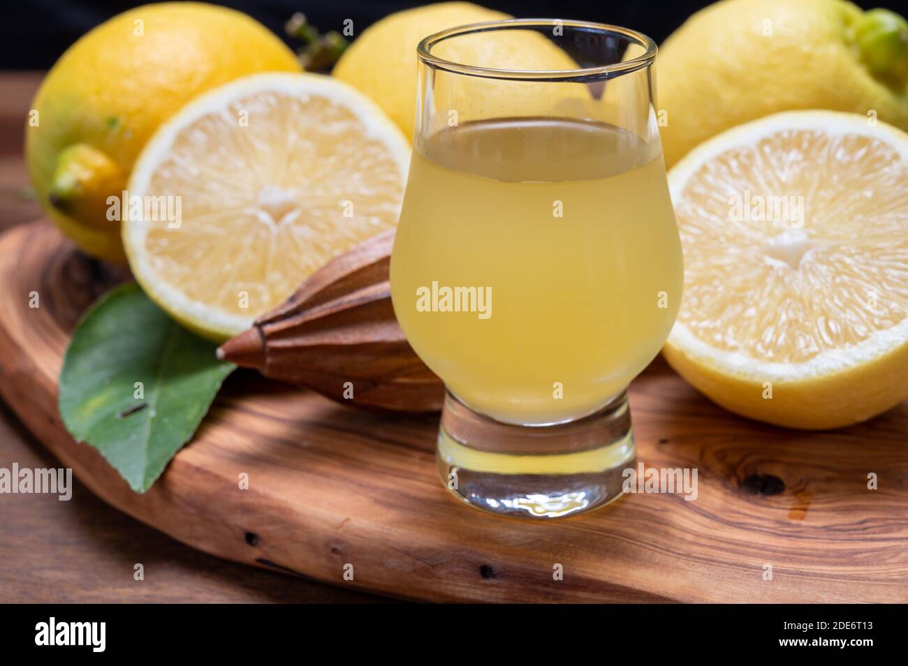 Verre de liqueur de limoncello douce et froide fait à partir de la nouvelle récolte de citrons italiens jaunes mûrs frais, côte amalfitaine, Italie Banque D'Images