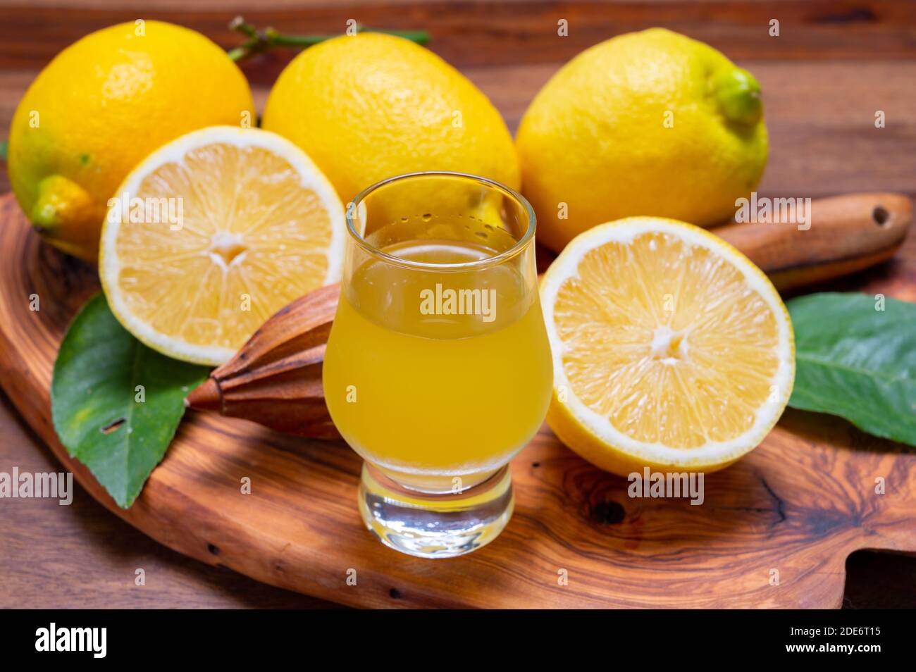 Verre de liqueur de limoncello douce et froide fait à partir de la nouvelle récolte de citrons italiens jaunes mûrs frais, côte amalfitaine, Italie Banque D'Images