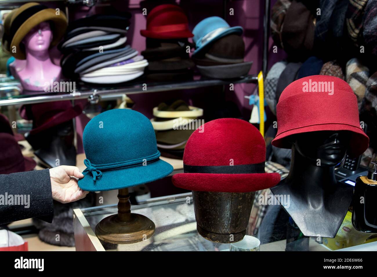 Cracovie, Pologne. 23 novembre 2020. Une collection de chapeaux à la  boutique de chapeaux de Maria Lipka.pendant les deux derniers jours, une  petite boutique de chapeaux regorge de clients, c'est de cette