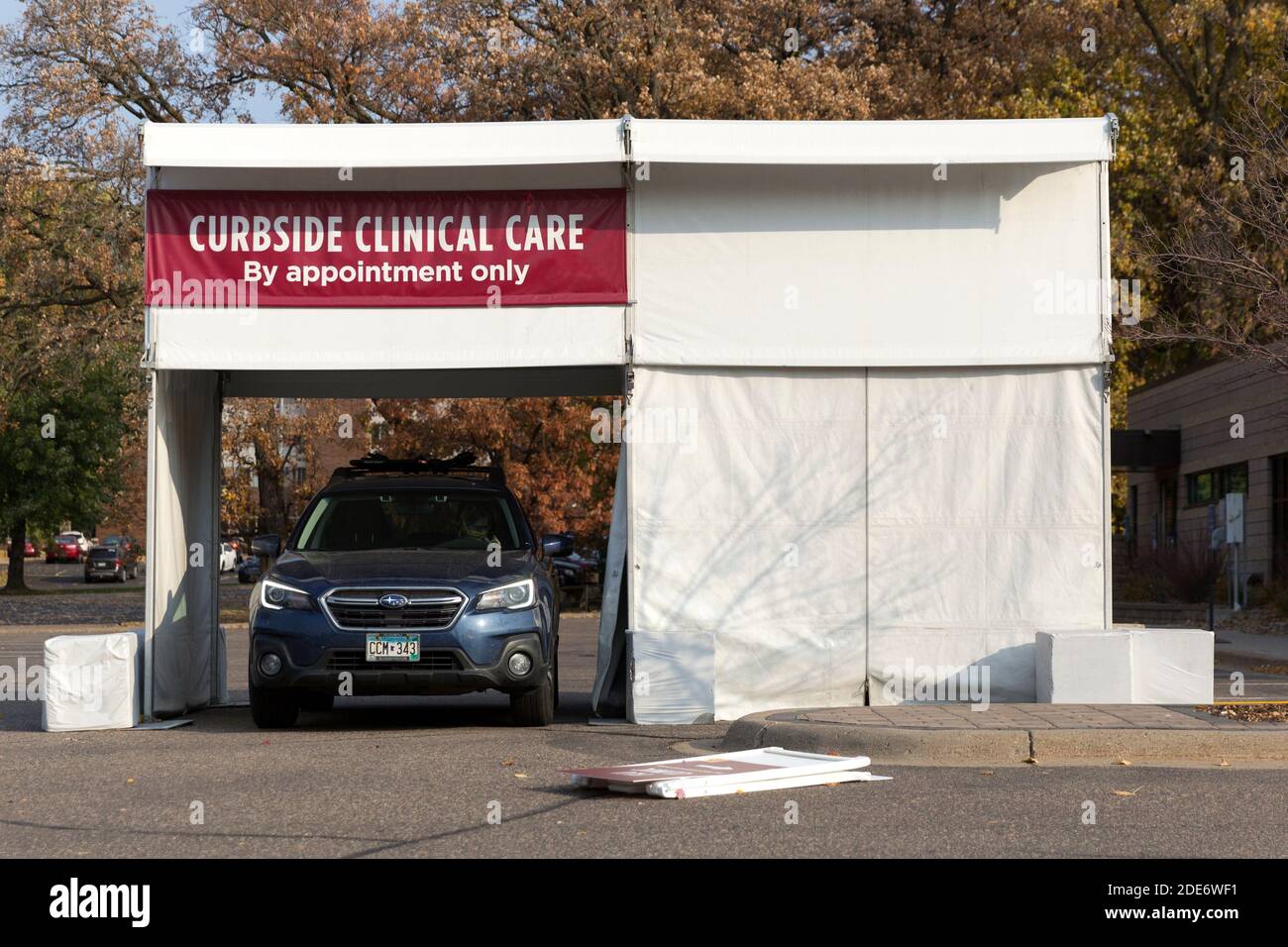 Une tente de clinique médicale temporaire à l'extérieur, au bord du trottoir, utilisée pour vaccins contre la grippe et tests de dépistage en cas de pandémie Banque D'Images