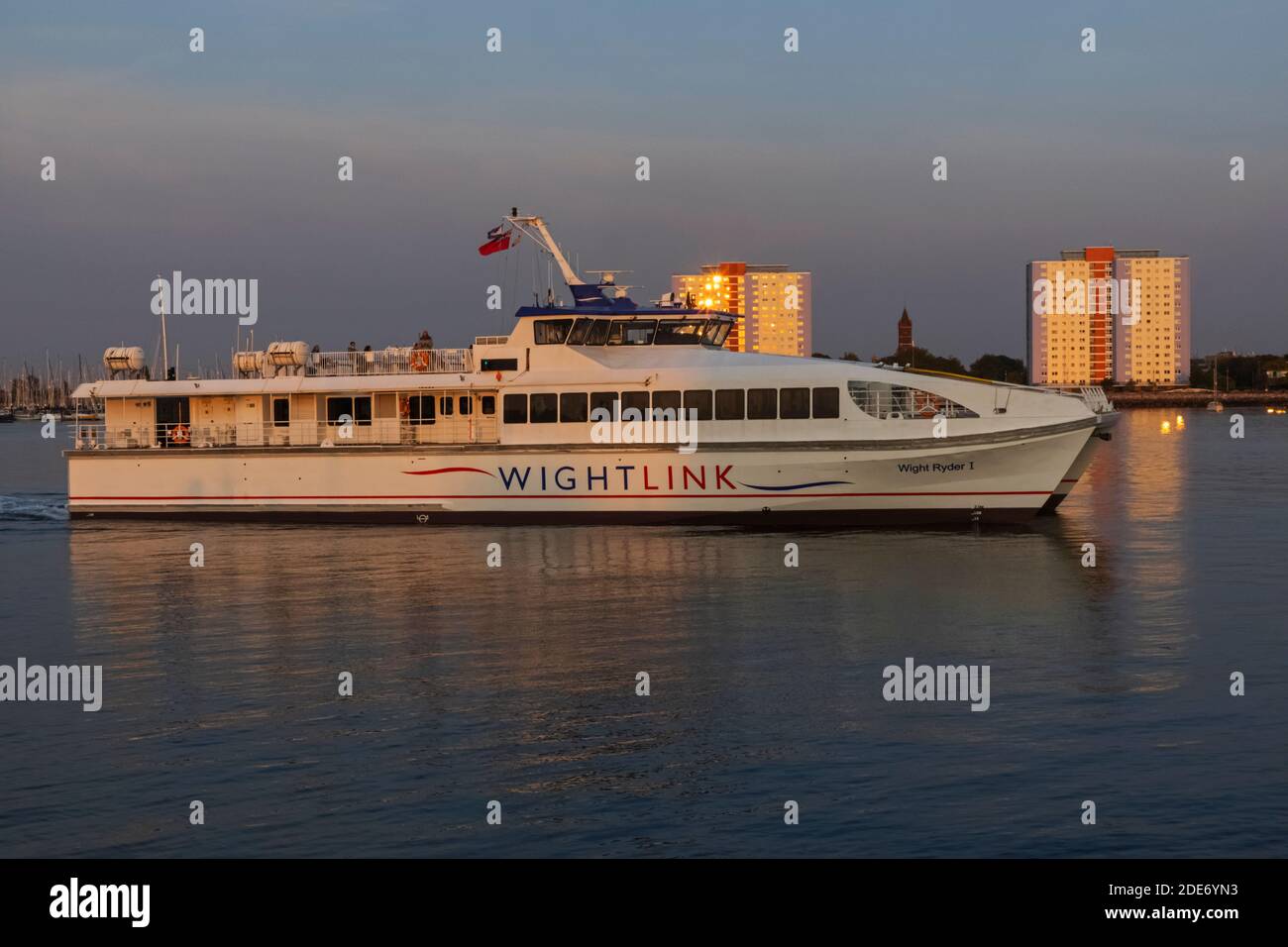 Angleterre, Hampshire, Portsmouth, Gosport Skyline et Wightlink Ferry Banque D'Images