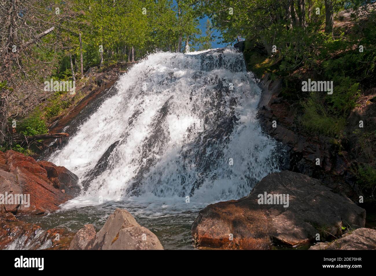 La nature des chutes Louisa à l'occasion d'une journée ensoleillée dans la province du Quetico Parc en Ontario Banque D'Images