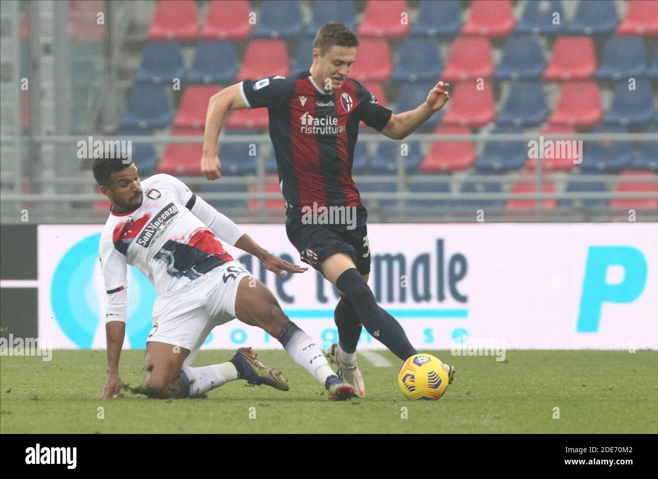 Mattias Svanberg(R) de Bologne pendant la série italienne UN match de football Bologna FC vs Crotone au stade Renato Dall'Ara de Bologne, Italie, 29 novembre 2020. Photo Michele Nucci / LM Banque D'Images