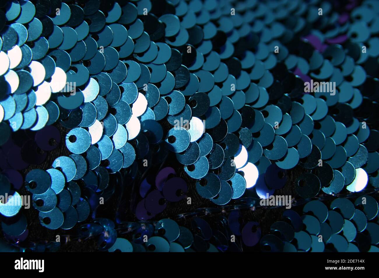 Paillettes sur un appareil domestique. Paillettes sur un jouet pour enfants. Sequins sur un jouet pour enfant. Banque D'Images