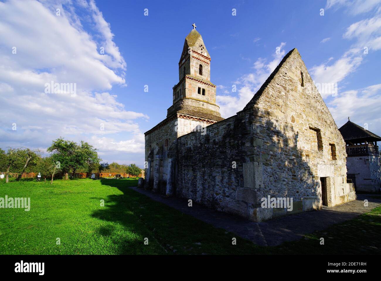 Église chrétienne Densus, construite au XIIIe siècle après J.-C., avec des blocs de pierre de la ville romaine Ulpia Traiana Sarmisetusa Banque D'Images