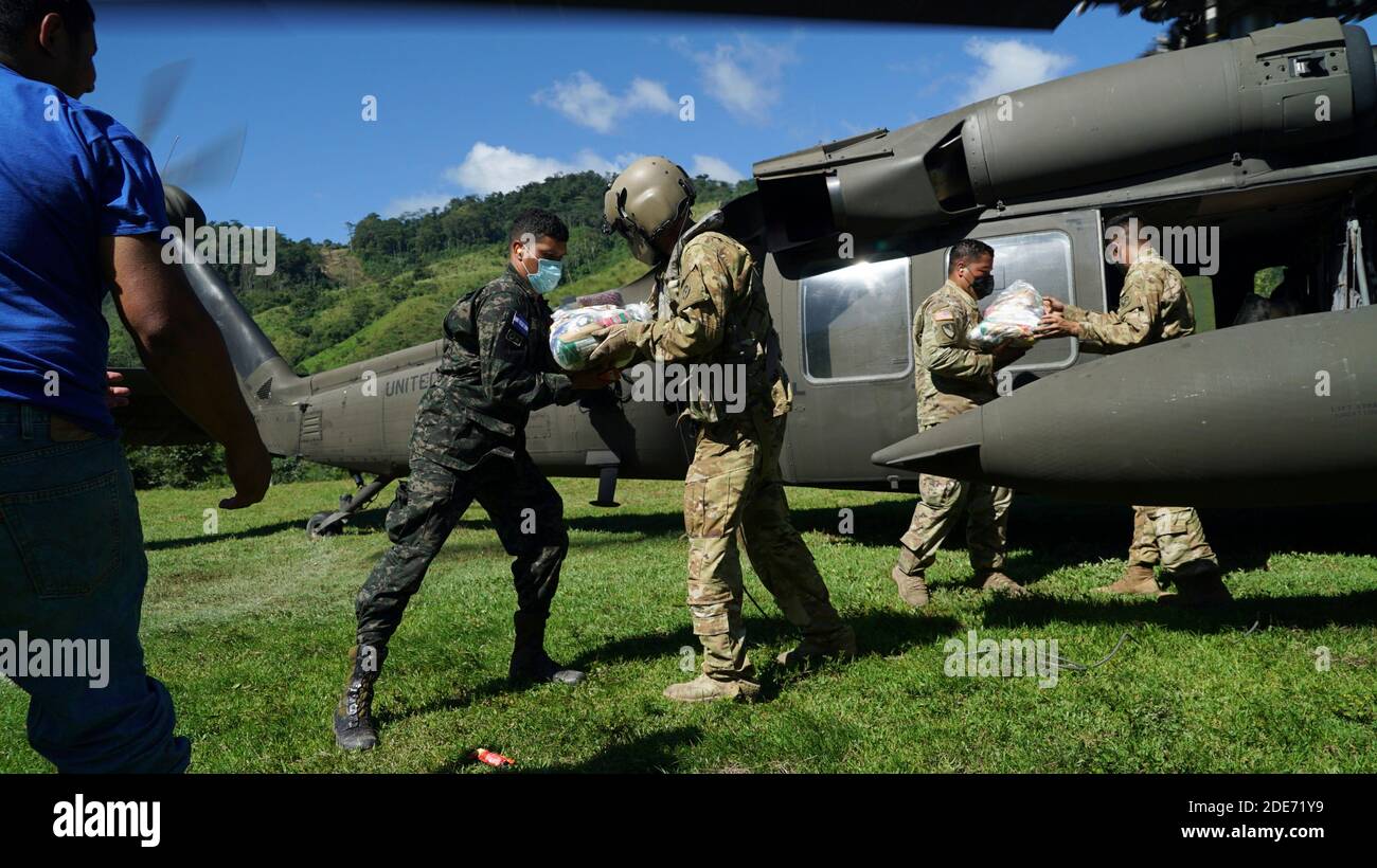 San Pedro Sula, Honduras. 28 novembre 2020. Les soldats honduriens aident à décharger les fournitures humanitaires d'un hélicoptère UH-60 Black Hawk de l'armée américaine à la suite de l'ouragan Iota le 28 novembre 2020 à San Pedro Sula, au Honduras. Retour à l'arrière les ouragans ETA et Iota ont balayé l'Amérique centrale détruisant de grandes parties de la côte et inondant les routes. Crédit : TSgt. Christopher Drzazgows/US Air Force/Alay Live News Banque D'Images