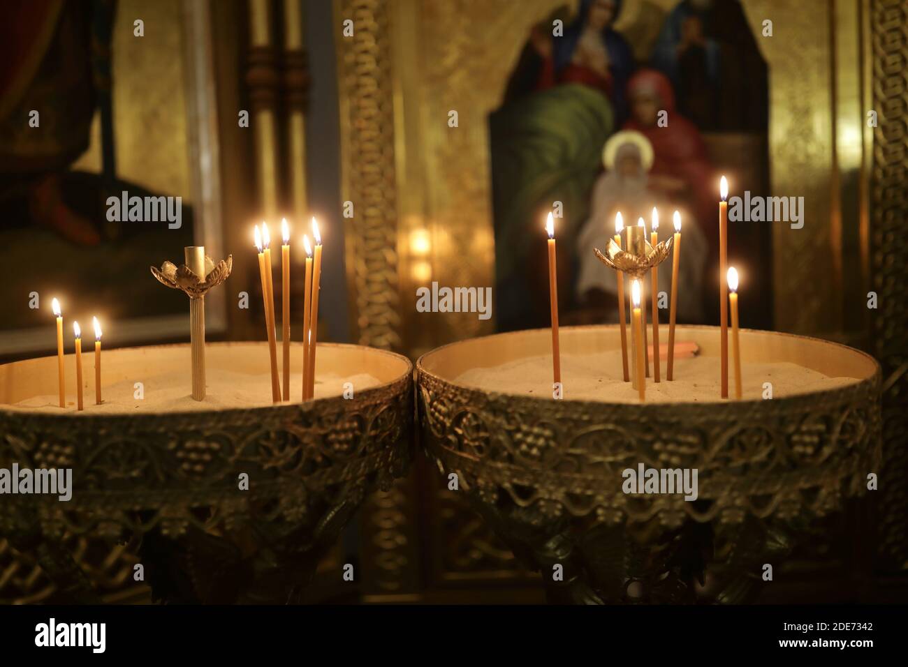 Bougies allumées dans l'église orthodoxe russe Photo Stock - Alamy