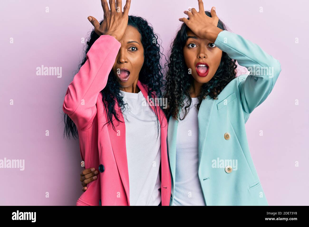 Mère et fille afro-américaines portant un style d'affaires surpris par la main sur la tête pour l'erreur, souvenez-vous de l'erreur. oublié, mauvais concept de mémoire. Banque D'Images Mère et fille afro-américaines portant un style d'affaires surpris par la main sur la tête pour l'erreur, souvenez-vous de l'erreur. oublié, mauvais concept de mémoire. Banque D'Images