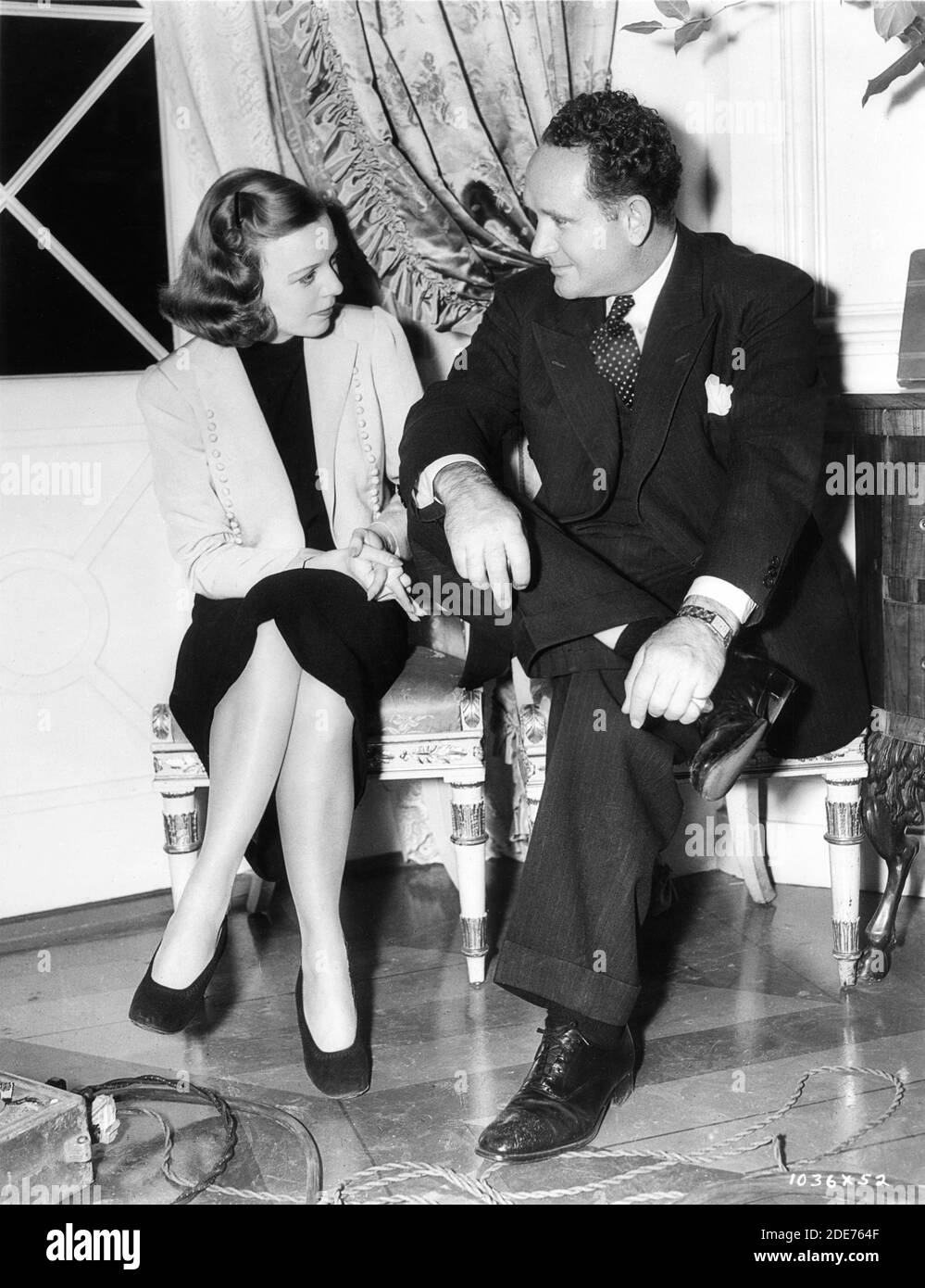 MARGARET SULLAVAN et le réalisateur FRANK BORZAGE sur scène chandide pendant le tournage de TROIS CAMARADES 1938, le réalisateur FRANK BORZAGE, roman Erich Maria Remarque, scénario F. Scott Fitzgerald et Edward E. Paramore Jr, producteur Joseph L. Mankiewicz Metro Goldwyn Mayer Banque D'Images