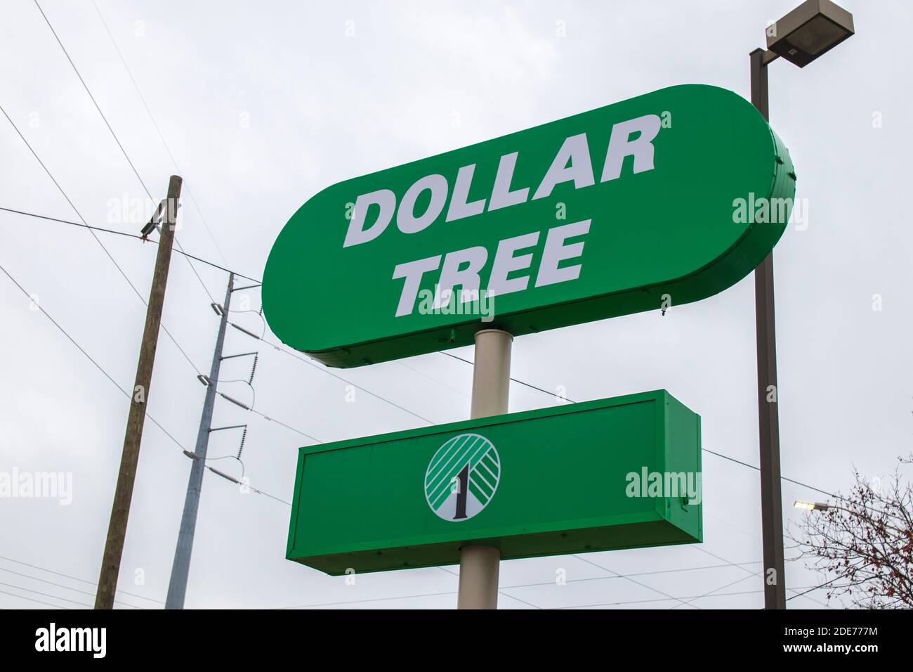 Augusta, GA USA 11 29 20: Dollar Tree affiche de rue de magasin de détail Banque D'Images