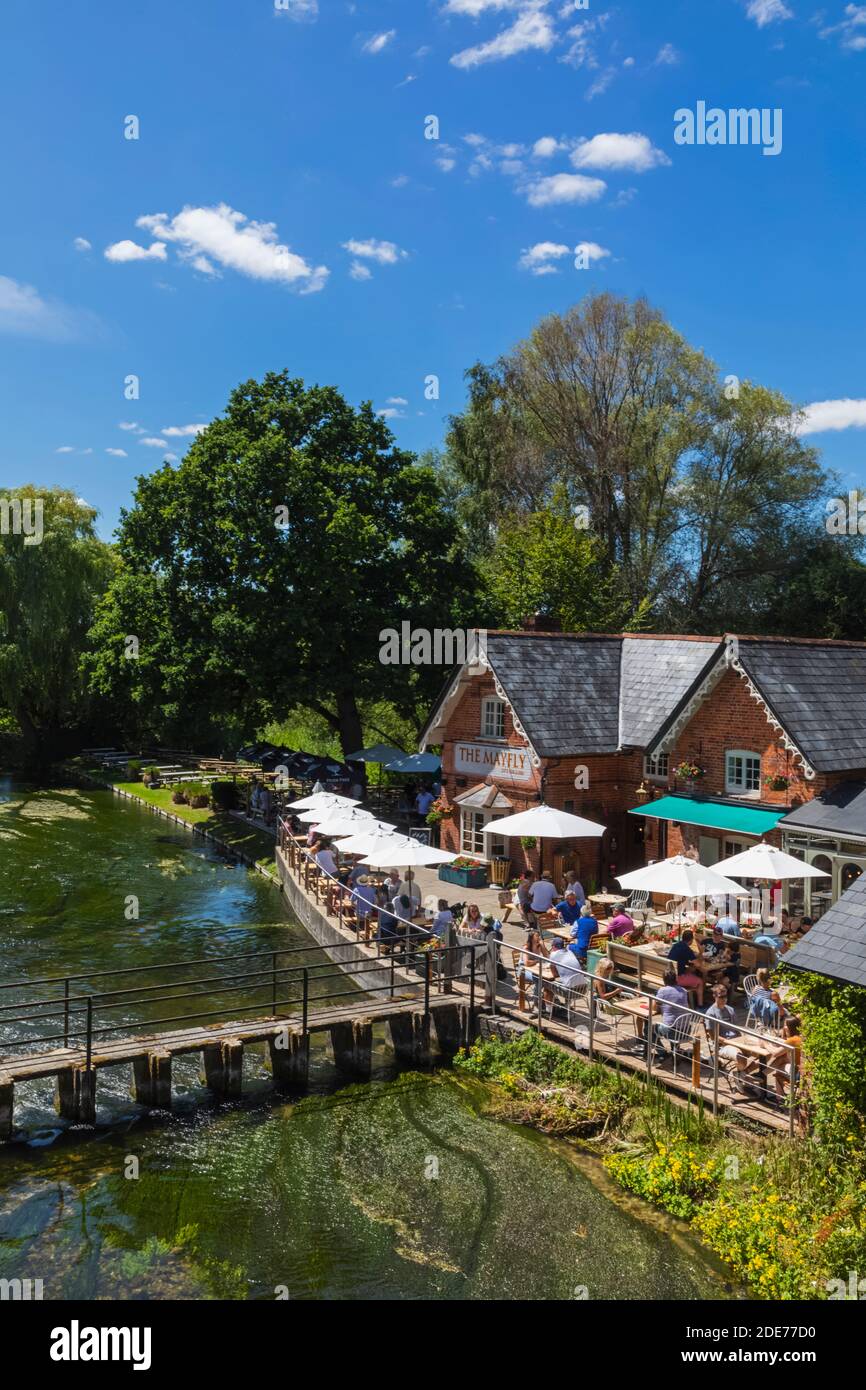 Angleterre, Hampshire, Stockbridge, The Mayfly Pub and River Test Banque D'Images