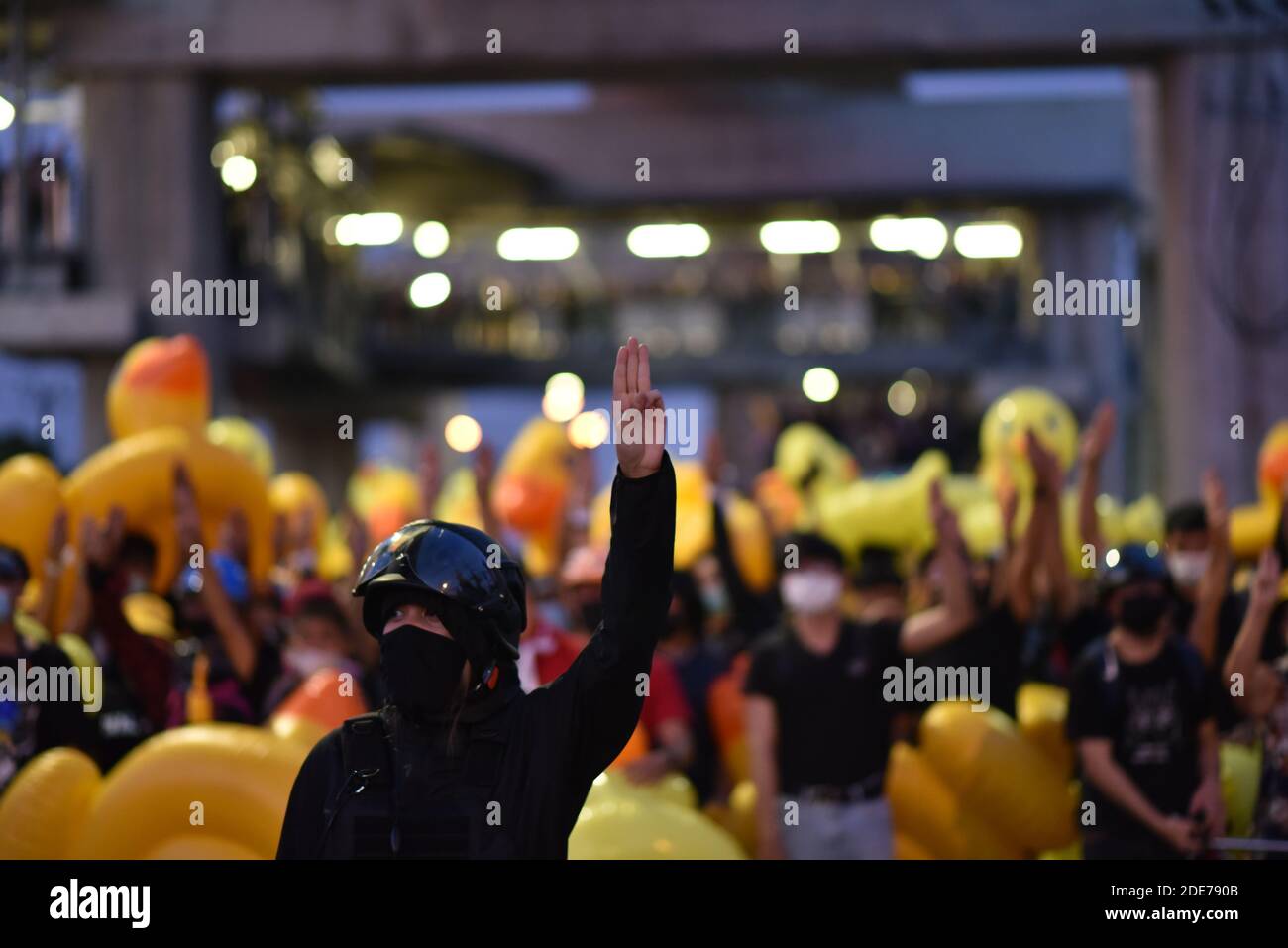 Bangkok, Thaïlande. 29 novembre 2020. Les groupes antigouvernementaux lèvent trois doigts avant mars au 11e Régiment d'infanterie (Thaïlande) de Bangkok. (Photo de Teera Noisakran/Pacific Press) Credit: Pacific Press Media production Corp./Alay Live News Banque D'Images