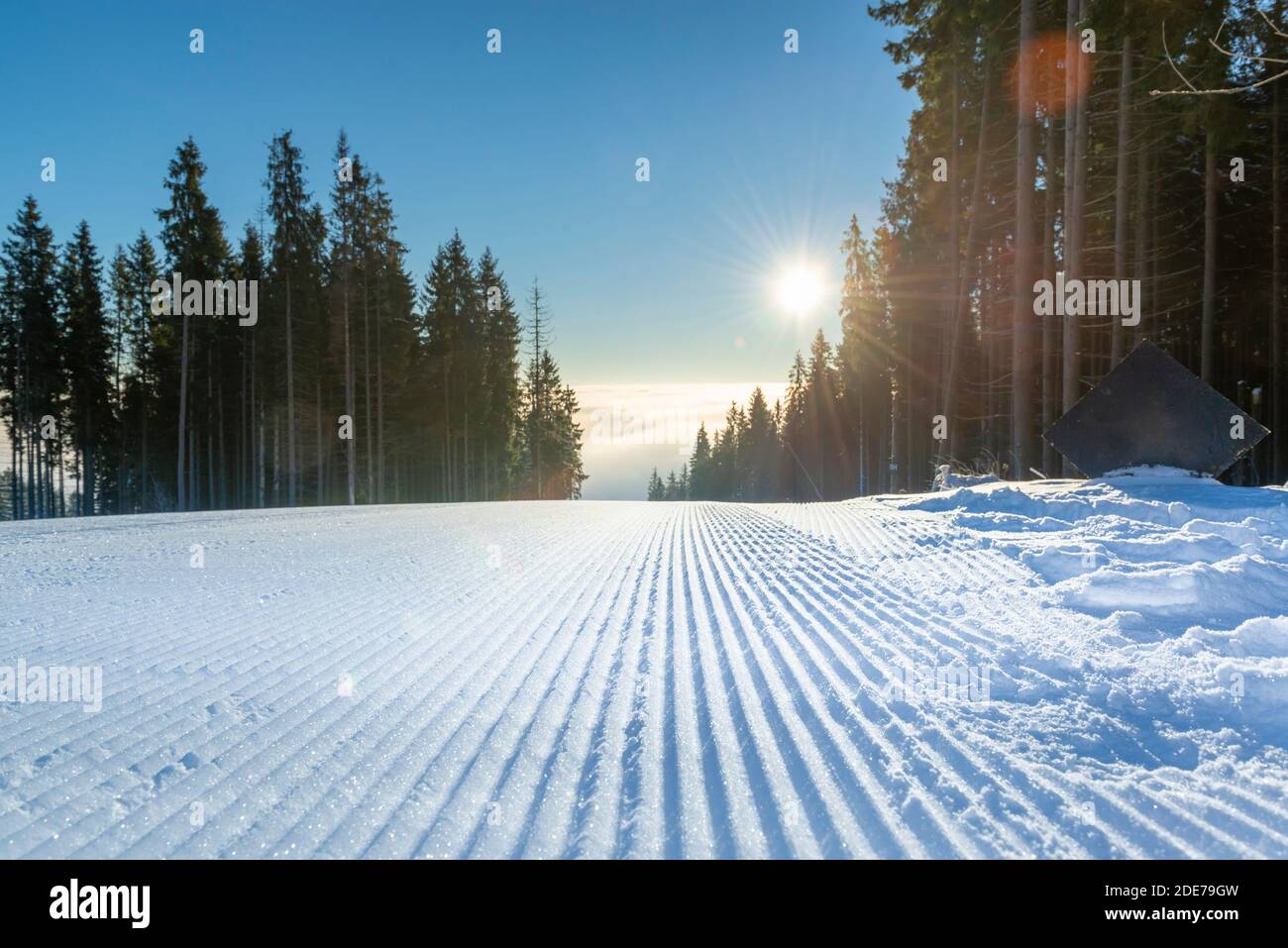 Les pistes de la station de ski sont prêtes pour la saison d'hiver. Neige de velours sur la piste de ski. Banque D'Images