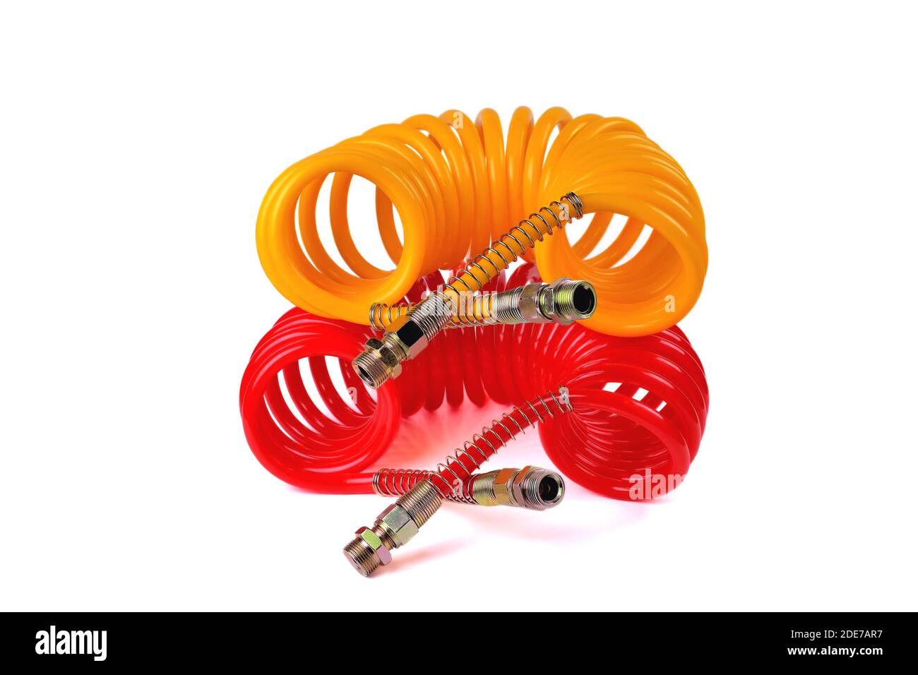 flexible pneumatique d'un chariot pour fournir de l'air comprimé d'un tracteur à une remorque, accessoires de voiture, pièces de voiture, jaune et rouge, fond blanc clos Banque D'Images