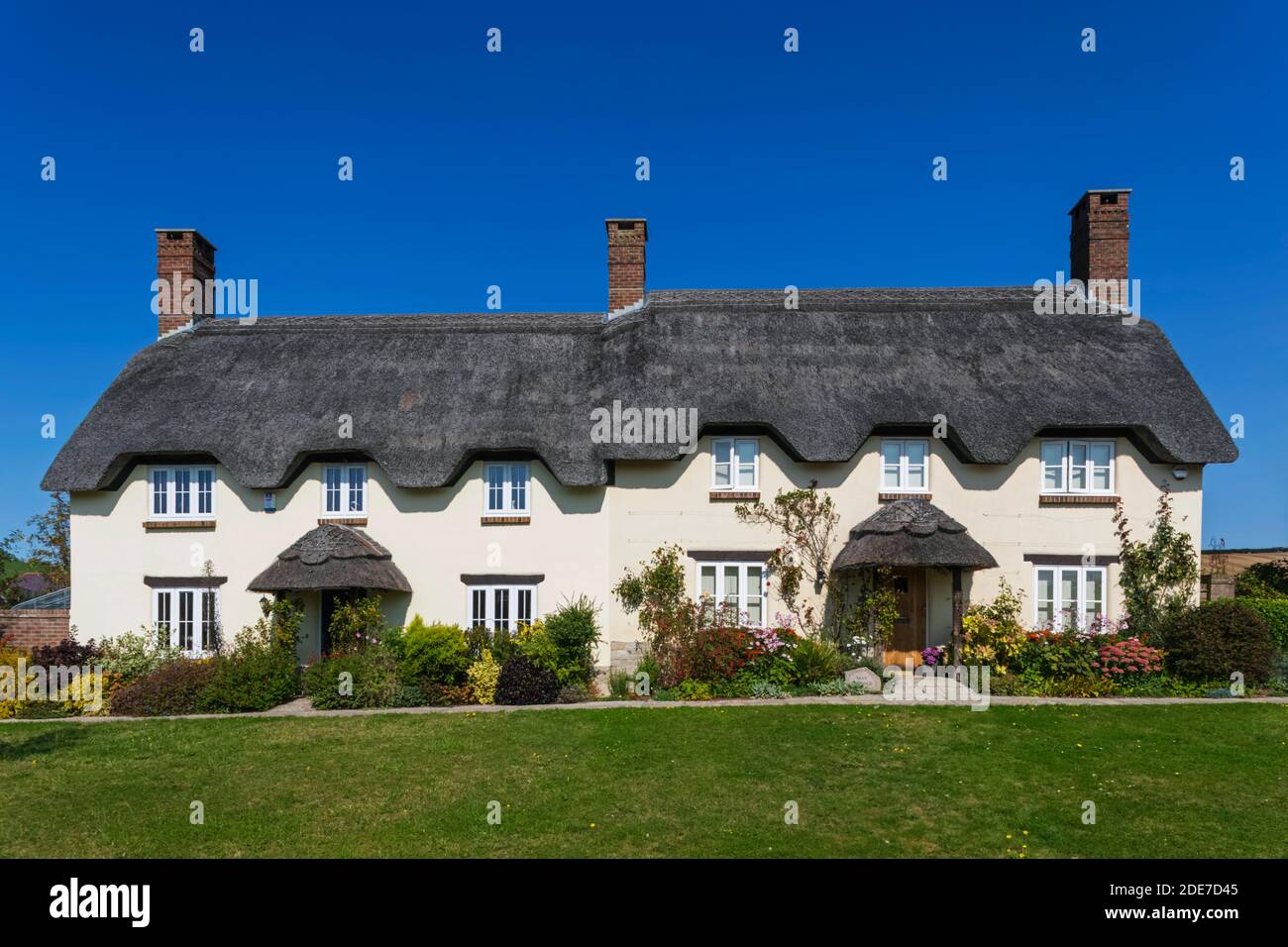 Angleterre, Dorset, Tolpuddle, rangée de maisons en toit de chaume Banque D'Images