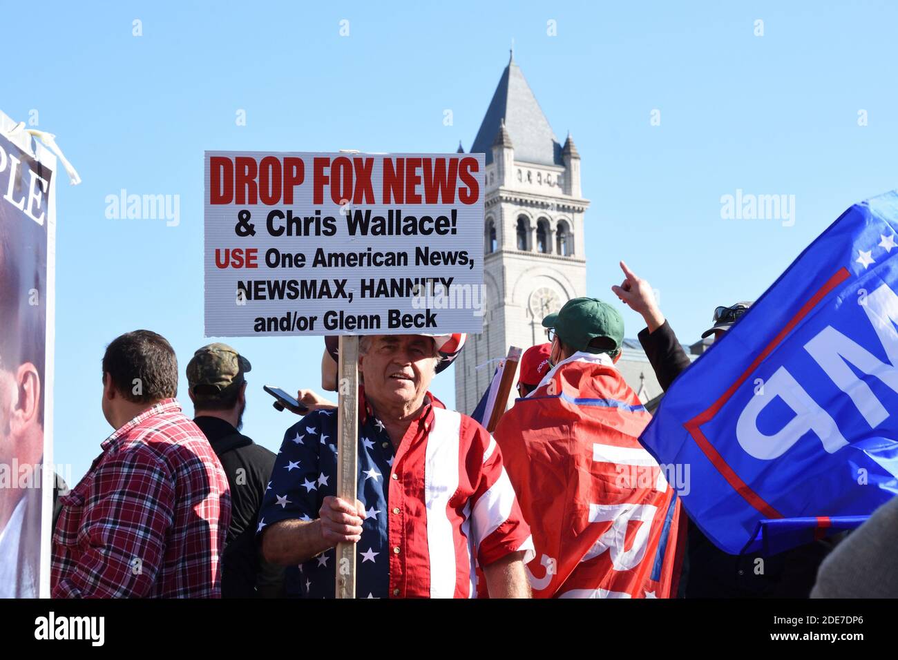 Washington DC. 14 novembre 2020. Million Mega Mars. Le soutien de Trump portant le signe politique « Drop Fox News and Chris Wallace » au Freedom Plaza. Banque D'Images