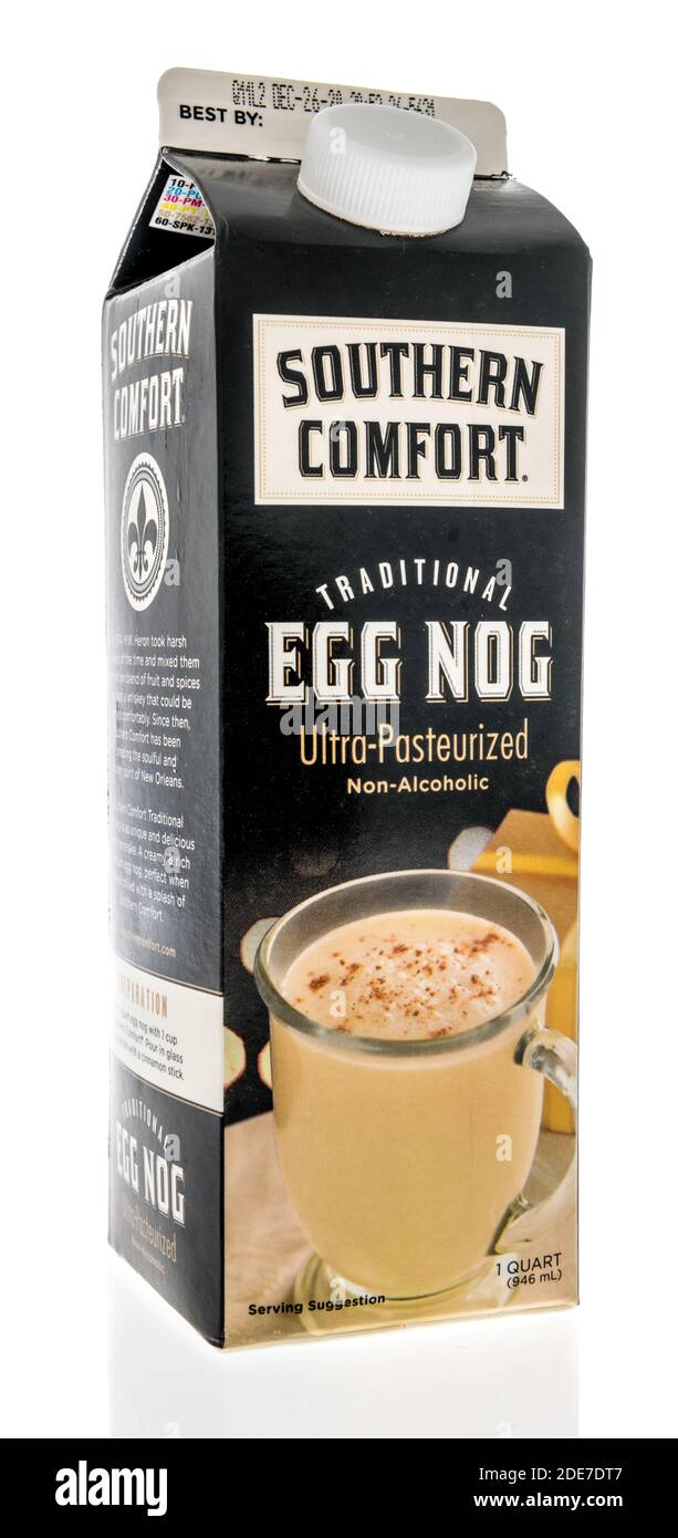 Winneconne, WI -26 novembre 2020 : un forfait de boisson à base d'œufs Southern Comfort sur un fond isolé. Banque D'Images