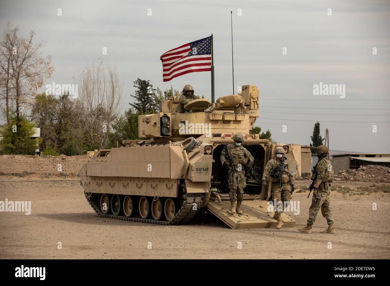 Un soldat de l'armée américaine lance une patrouille de démontage à partir d'un véhicule de combat d'infanterie Bradley dans le nord de la Syrie le 24 novembre 2020 près de Qamishli, en Syrie. Les soldats sont en Syrie pour soutenir l'opération conjointe de la Force opérationnelle, résolution inhérente contre les combattants de l'État islamique. Banque D'Images