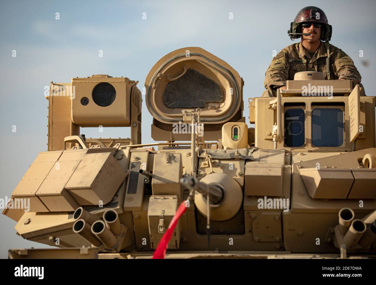 Un soldat de l'armée américaine a un véhicule de combat d'infanterie Bradley à un point de contrôle dans le nord de la Syrie le 19 novembre 2020 près de Qamishli, en Syrie. Les soldats sont en Syrie pour soutenir l'opération conjointe de la Force opérationnelle, résolution inhérente contre les combattants de l'État islamique. Banque D'Images