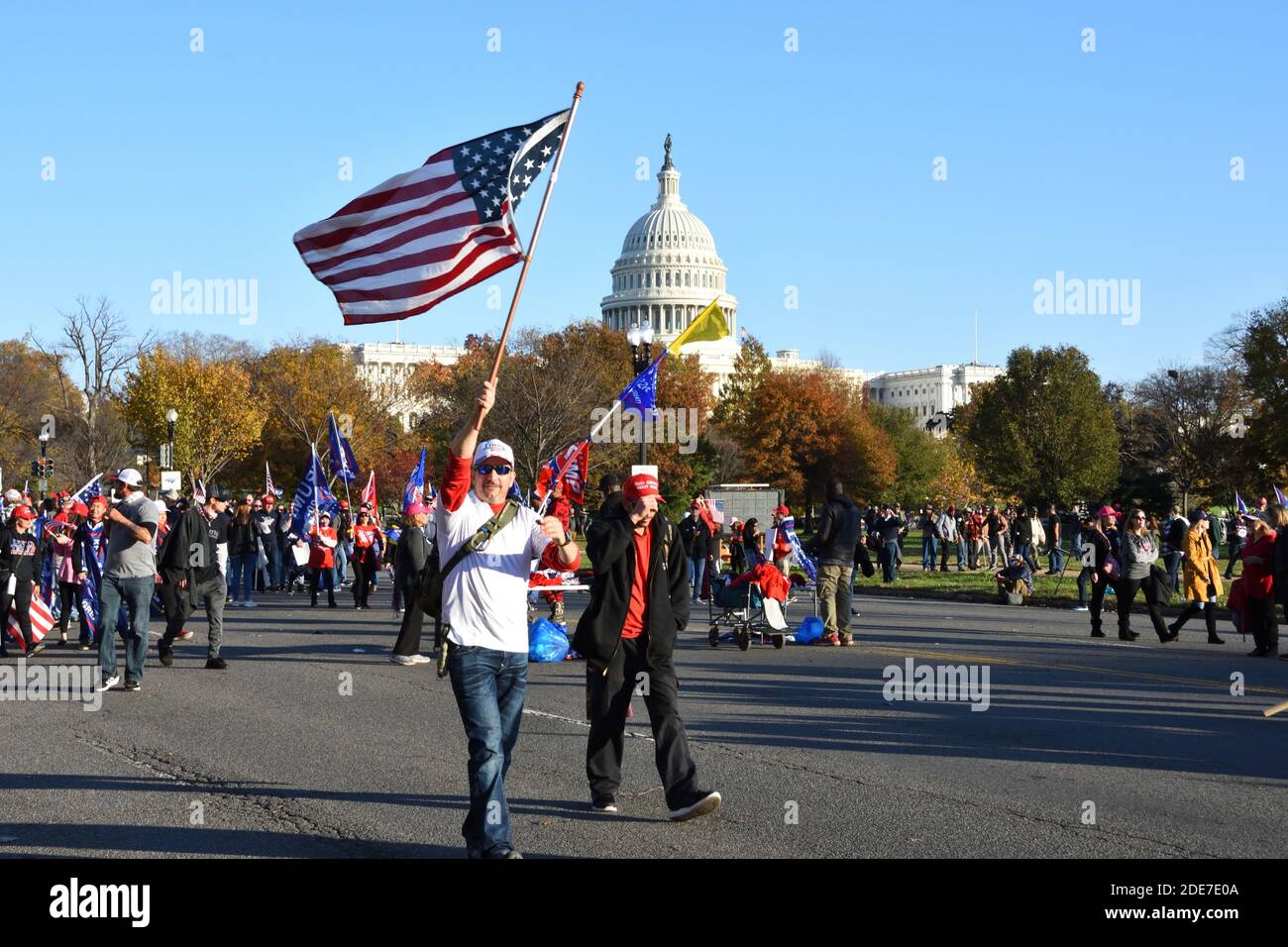 Washington DC, États-Unis. 14 novembre 2020. La marche de Mages. Les partisans du président Trump défilent dans la rue avec des drapeaux devant le Capitole des États-Unis. Banque D'Images