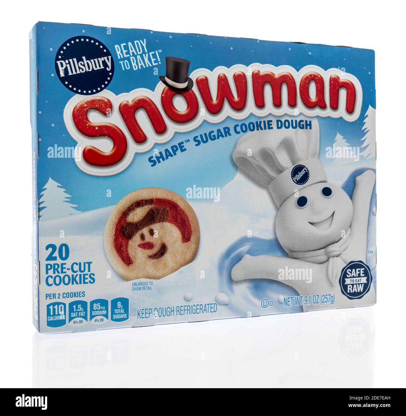 Winneconne, WI -29 novembre 2020 : un paquet de biscuits de bonhomme de neige de Pillsbury sur un fond isolé. Banque D'Images