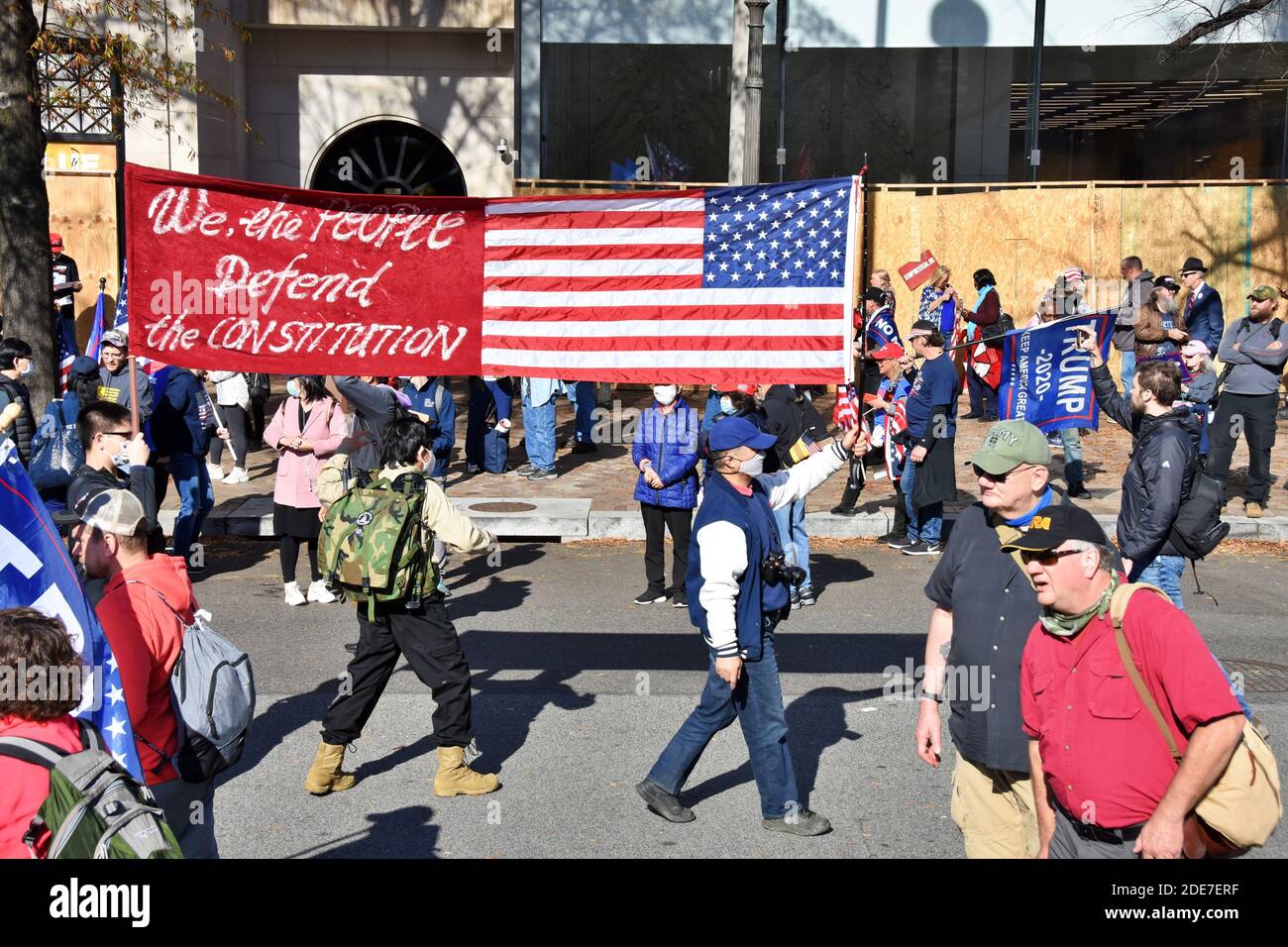 Washington DC. Novembre 14,2020. La marche de Mages. Les gens marchent avec la grande bannière « nous, le peuple, défendons la Constitution - drapeau américain » à Freedom Plaza Banque D'Images