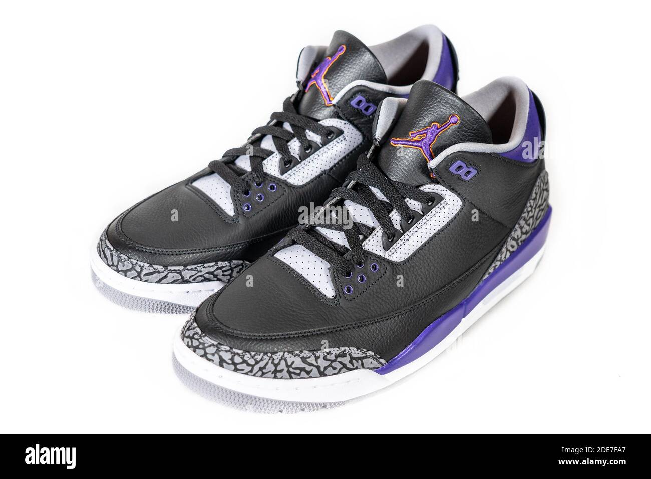 Air Jordan 3 Retro court Purple - légendaire célèbre Nike et Jordan marque rétro basket-ball ou chaussures de sport, maintenant chaussures de mode et de style de vie : Moscou, Russie - novembre 2020. Banque D'Images