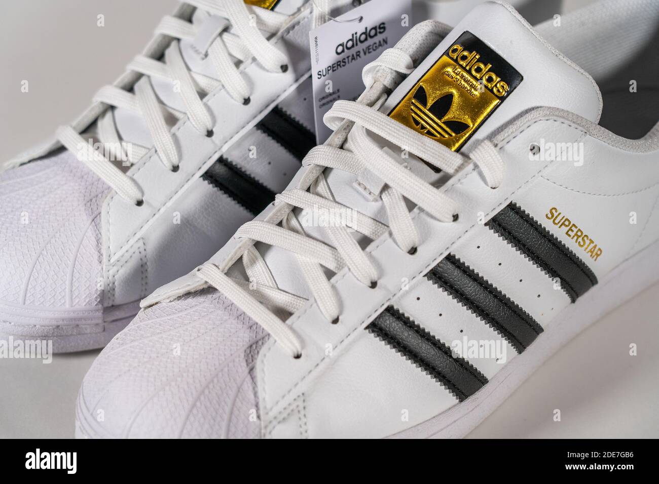 Adidas Superstar - modèle sneaker célèbre produit par le fabricant allemand d'équipements et accessoires de sport Adidas. Chaussures de basket-ball rétro, en production depuis 1969 - Moscou, Russie - novembre 2020. Banque D'Images