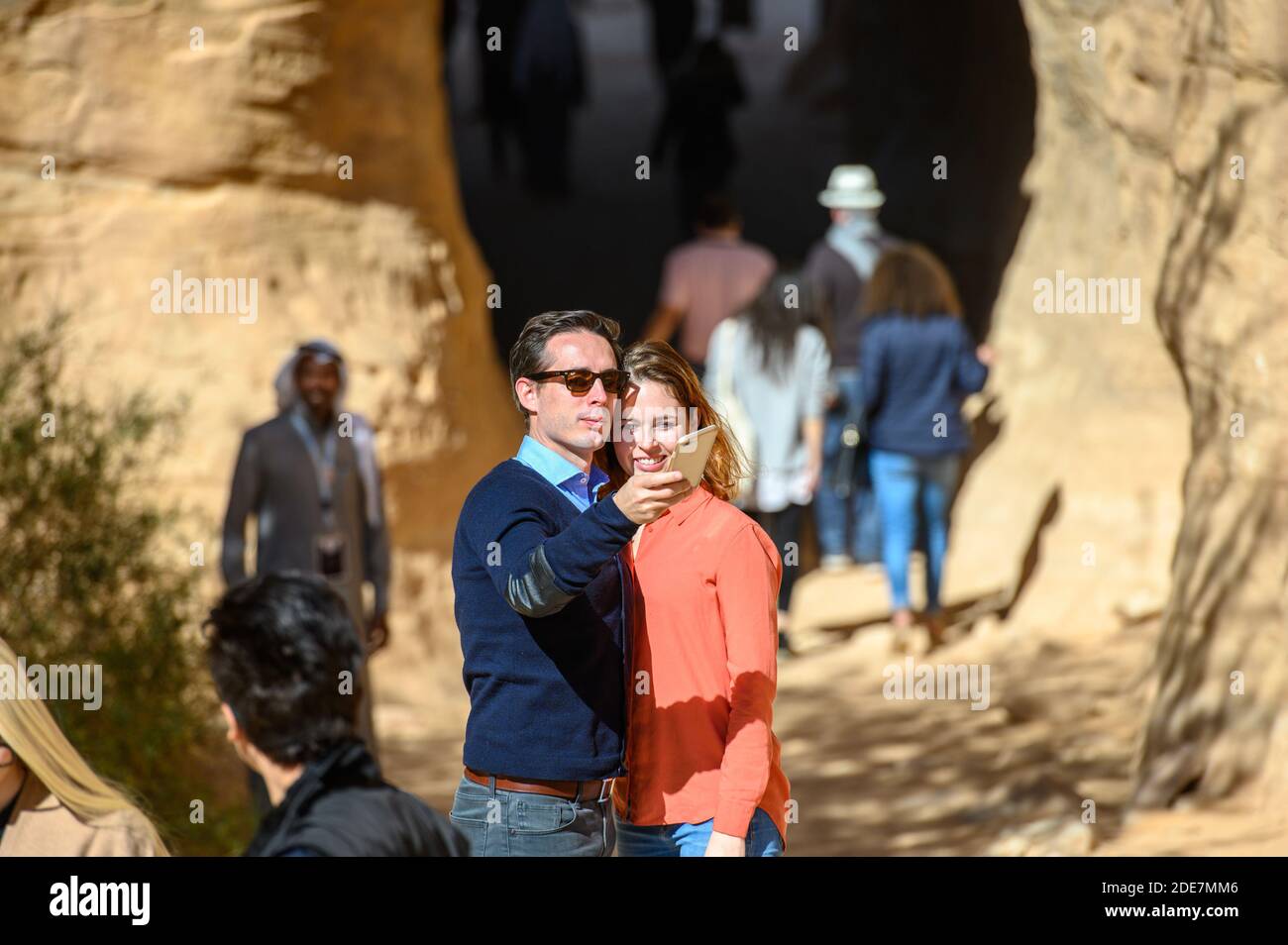 Jean-Baptiste Djebbari, député français, et Fiona Sisso, femme, vus lors  d'une visite dans la région de Madâe à Salih, près de la ville d'Al Ula,  Arabie Saoudite, le 4 janvier 2019, dans